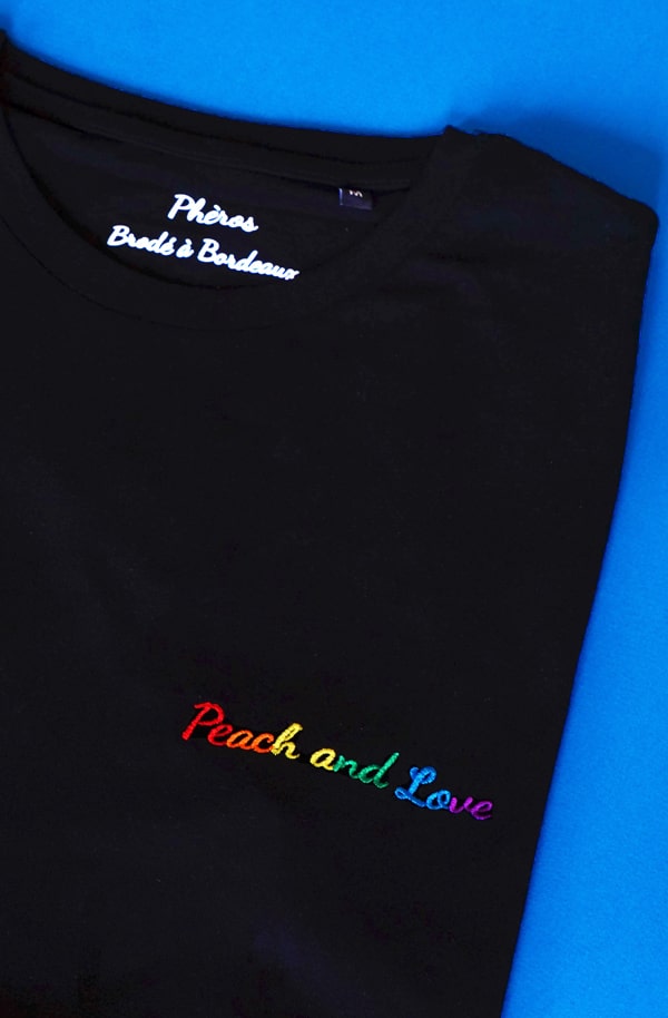 tshirt-peach-and-love-noir-plat-lgbt