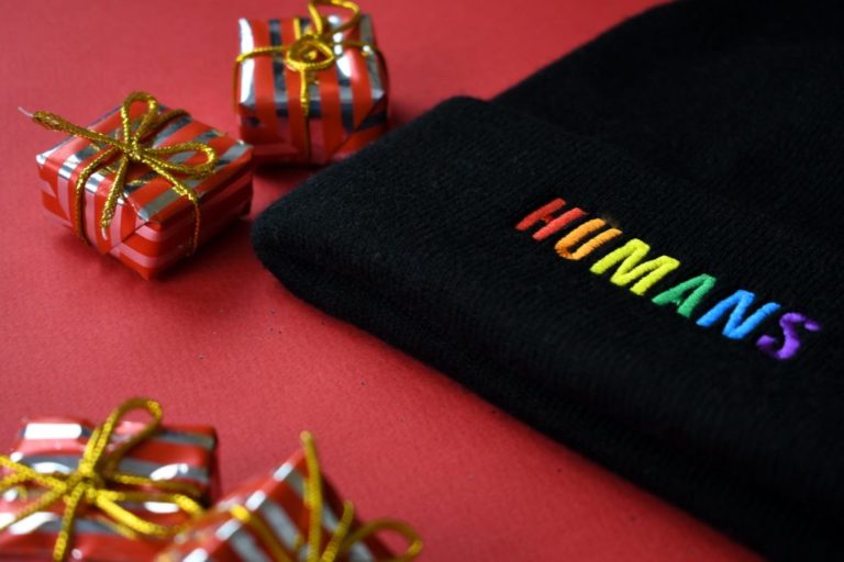 Ces 9 cadeaux de Noël lesbiens que vos copines vont adorer