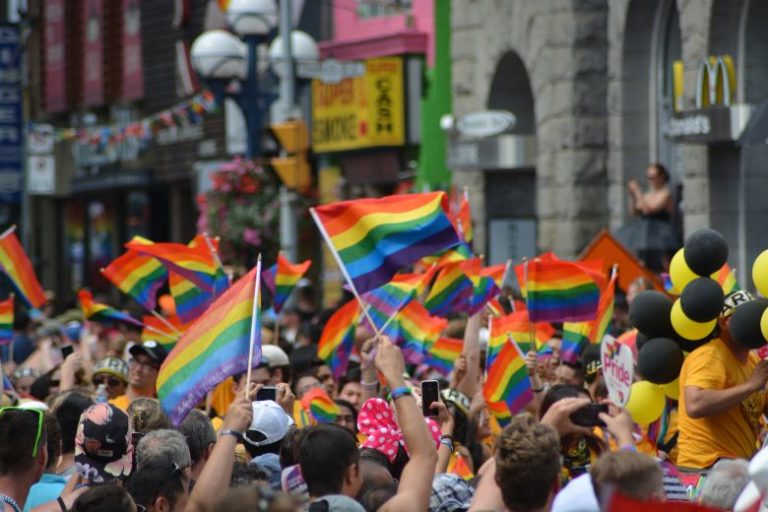Cette femme anti-LGBT+ veut interdire la Marche de la Fierté dans les écoles primaires 