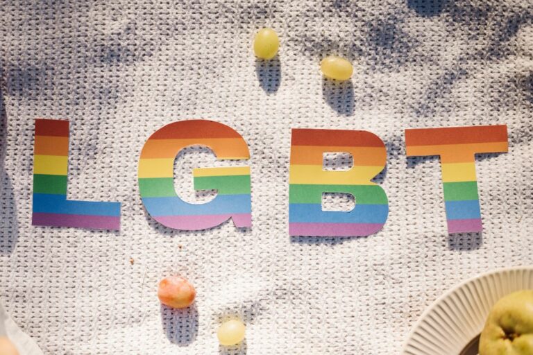 Que veut dire LGBT+ ? (Et LGBTQQI2SAA ?)