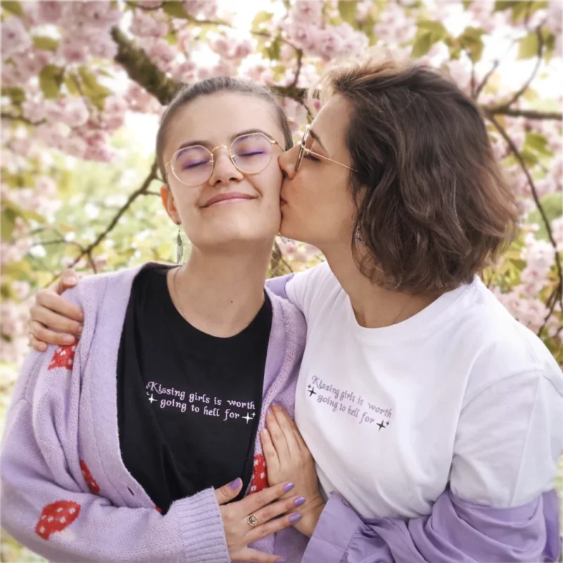 Sapphic-Kissing-Duo-Bisous Sapphic-Kissing-Duo-Bisous